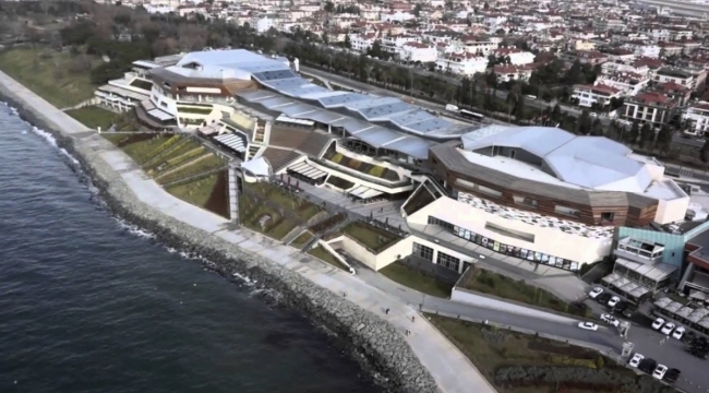 İBB mülkiyetindeki AVMde kaçak yapı skandalı. Floryadaki İstanbul Akvaryum ünvanlı AQUA Florya Alışveriş Merkezinde basit tadilat kaçak yapıya dönüştü. İBB izin verdi ortaya bu görüntü çıktı