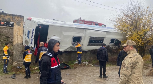 Diyarbakırda yolcu otobüsü devrildi: Çok sayıda yaralı var