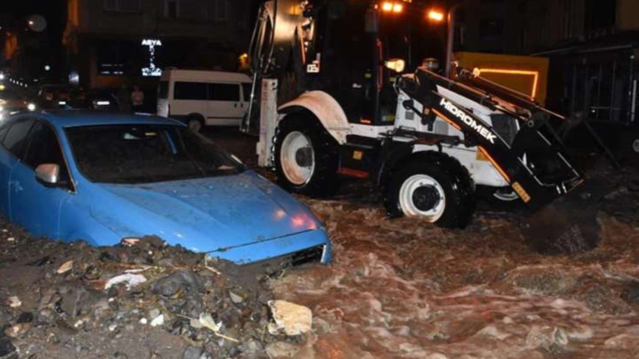 Ordu'da araçlar toprak altında kaldı, yollar suyla kaplandı