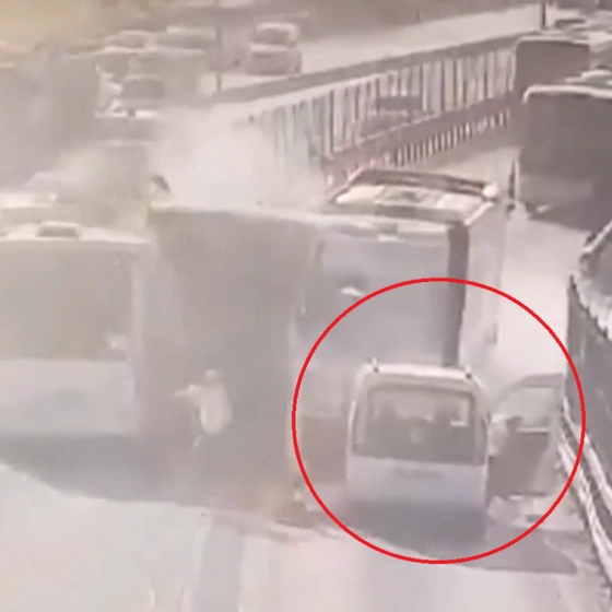 Küçükçekmece'de metrobüs faciası: 1 can kaybı, 50 yaralı... Kazadan şok görüntüler ortaya çıktı