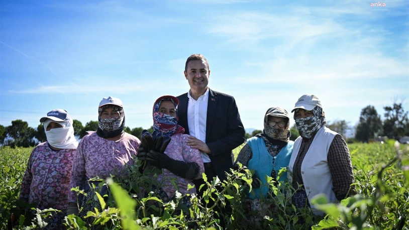 Balıkesir Büyükşehir Belediye Başkanı Akın'dan patlıcan toplayan kadın çiftçilere sürpriz ziyaret
