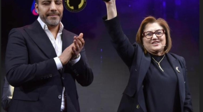 Fatma Şahin'in  Türkiye'de Yılın Kadın Yerel Yöneticisi ödülünü  , Başarılı İş İnsanı Binsat Holding Yönetim Kurulu Başkanı Arafat Bingöl verdi.