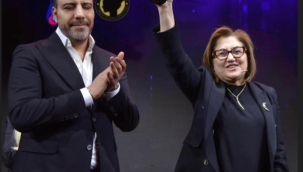 Fatma Şahin'in  Türkiye'de Yılın Kadın Yerel Yöneticisi ödülünü  , Başarılı İş İnsanı Binsat Holding Yönetim Kurulu Başkanı Arafat Bingöl verdi.